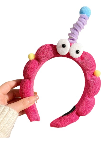 Büyük Gözlü Çocuk Yüzünü Yıkadığı ve Yüksek Kafatası Saç Bandı ile Fotoğraf (Yurt Dışından)