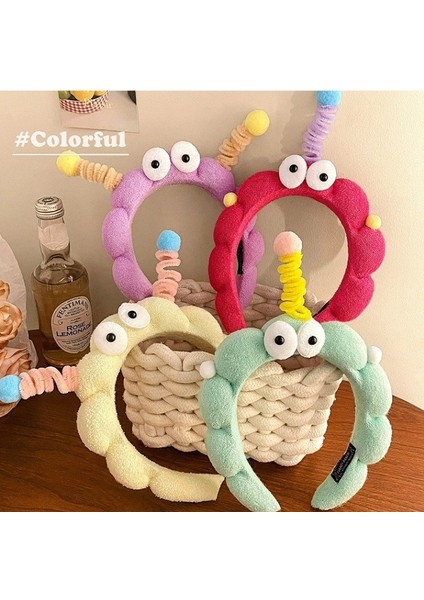 Büyük Gözlü Çocuk Yüzünü Yıkadığı ve Yüksek Kafatası Saç Bandı ile Fotoğraf (Yurt Dışından) fırsatları