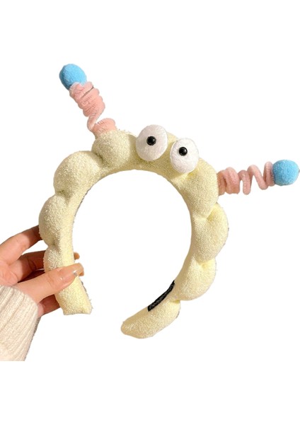 Büyük Gözlü Çocuk Yüzünü Yıkadığı ve Yüksek Kafatası Saç Bandı ile Fotoğraf (Yurt Dışından)