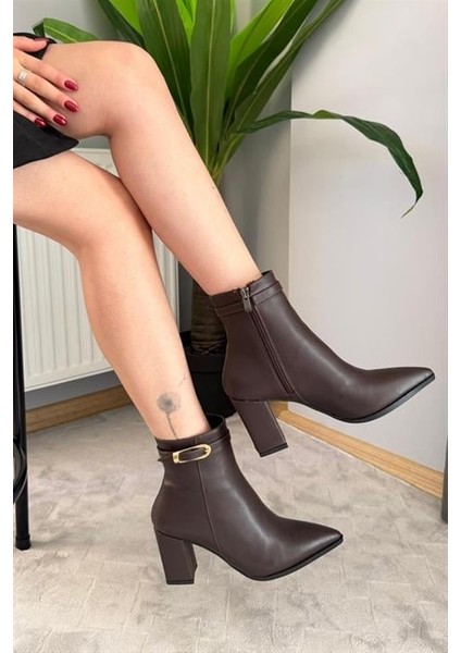 Kadın Julia Kahve Deri Yandan Fermuarlı Toka Detaylı Kalın Topuklu Sivri Burunlu Günlük Bot fırsatları
