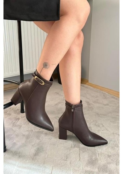Kadın Julia Kahve Deri Yandan Fermuarlı Toka Detaylı Kalın Topuklu Sivri Burunlu Günlük Bot indirimleri