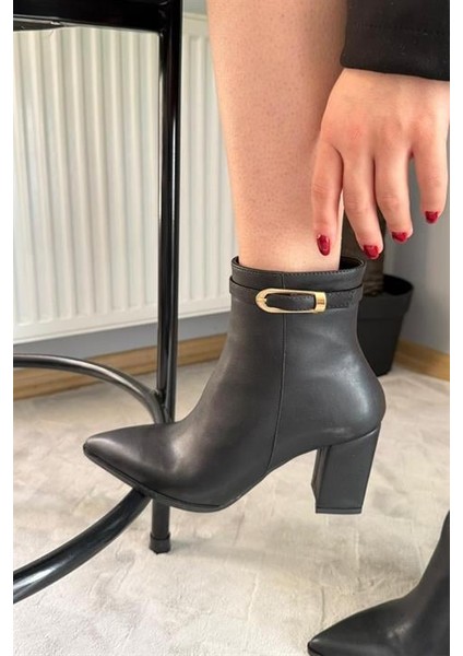 Kadın Julia Siyah Deri Yandan Fermuarlı Toka Detaylı Kalın Topuklu Sivri Burunlu Günlük Bot