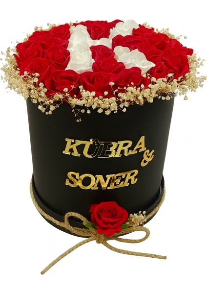 Silindir Kutuda Yapay Kadife Güllerle Harf Yazılmış Isme Özel Kız Isteme Buketi Siyah Kırmızı