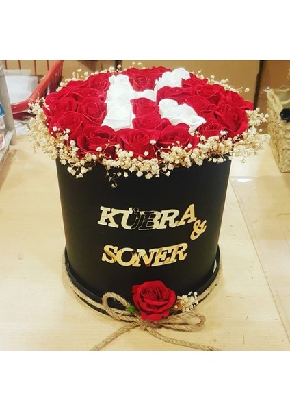 Silindir Kutuda Yapay Kadife Güllerle Harf Yazılmış Isme Özel Kız Isteme Buketi Siyah Kırmızı fiyatları