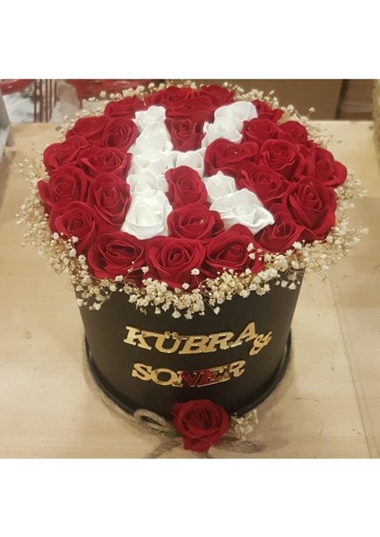 Silindir Kutuda Yapay Kadife Güllerle Harf Yazılmış Isme Özel Kız Isteme Buketi Siyah Kırmızı modelleri