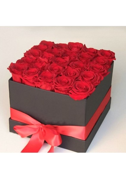 Siyah Kare Kutu Içinde Kadife Kırmızı Güller