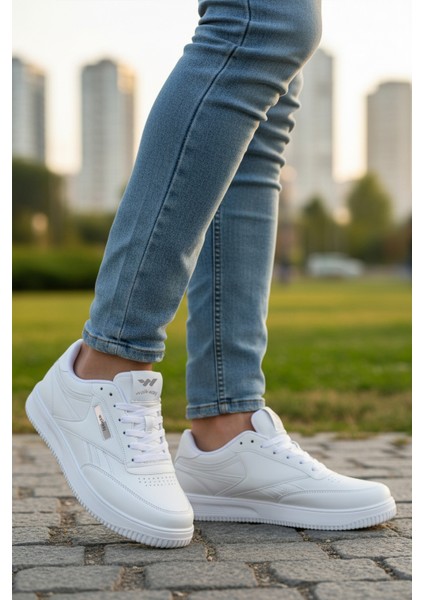 Beyaz Bağcıklı Erkek Spor Ayakkabı modelleri
