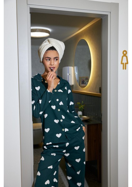 Kadın Zümrüt Yeşili Kalp Desenli Düğmeli Pamuklu Pijama Takımı