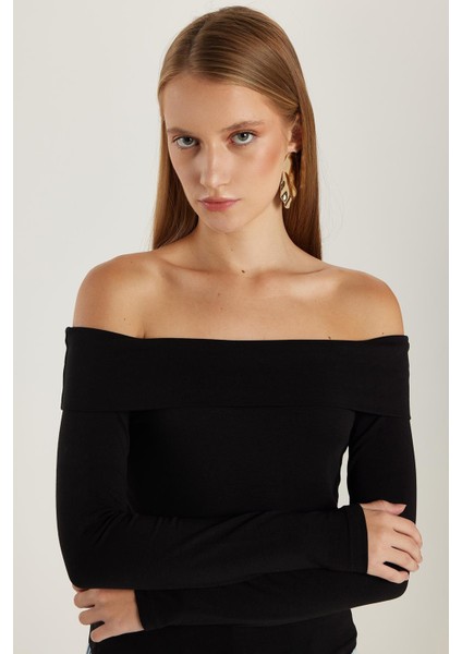 Kadın Slim Fit Dar Kesim Uzun Kol Kayık Yaka Siyah Bluz