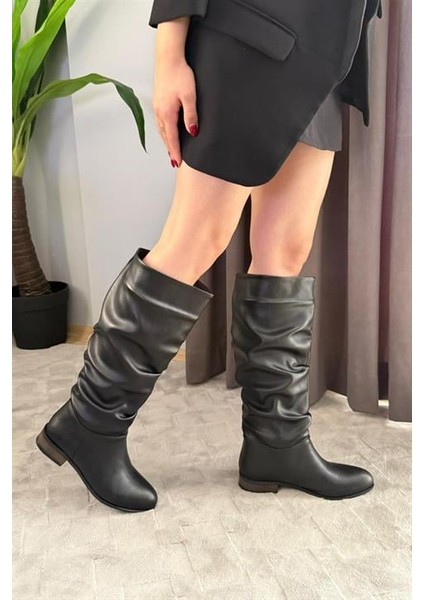 Kadın Mika Siyah Deri Düz Taban Büzgülü Diz Altı Boy Çekme Çizme indirimleri
