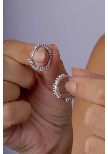 4 Tırnaklı Tek Sıra Halka Gümüş Küpe modelleri