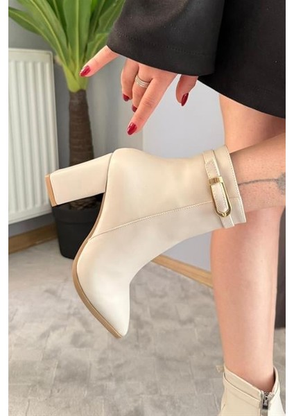 Kadın Julia Bej Deri Yandan Fermuarlı Toka Detaylı Kalın Topuklu Sivri Burunlu Günlük Bot