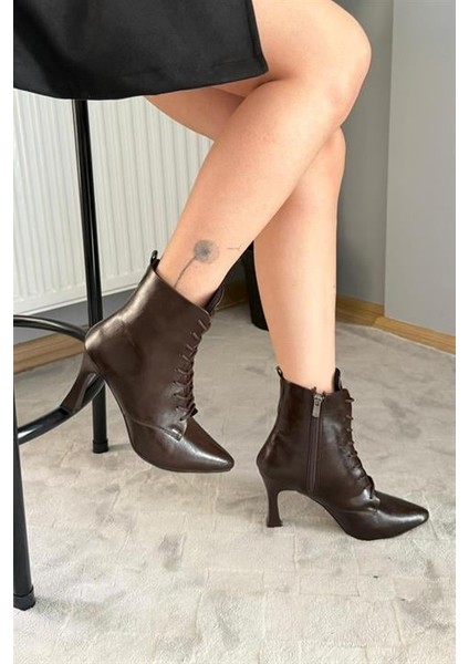 Kadın Leila Kahverengi Rugan 9 cm Ince Topuklu Bağcık Detaylı Fermuarlı Bot fiyatları