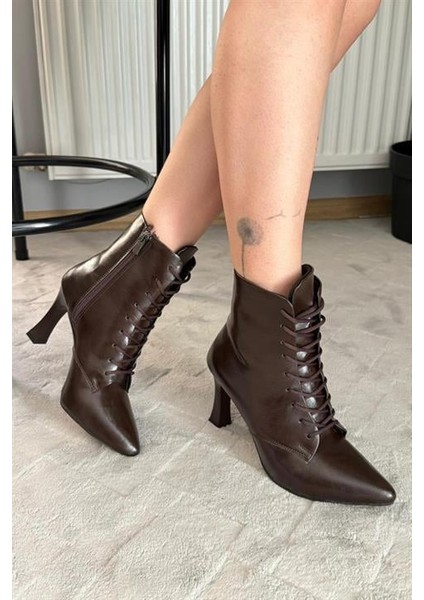 Kadın Leila Kahverengi Rugan 9 cm Ince Topuklu Bağcık Detaylı Fermuarlı Bot fırsatları