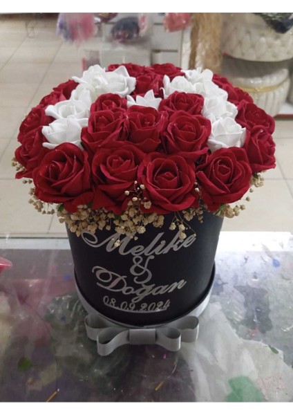 Harfli Isme Özel Silindir Kutuda Gerçek Görünümlü Yapay Kadife Gül Kız Isteme Buketi Düğün Nişan