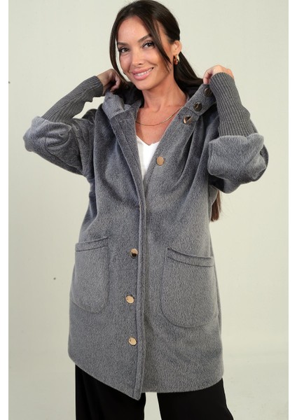 Kadın Kapüşonlu Önü Düğmeli Astarlı Kolları Ribanalı Angora Kaban