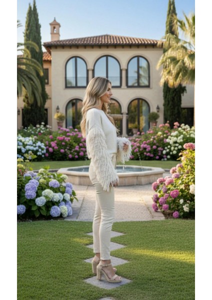 Kadın Kolları Püsküllü Kazak Ekru modelleri