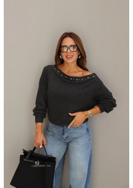 Antrasit Yaka Zımba Detay Bluz