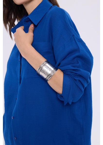 Kadın Oversize Geniş Kesim %100 Pamuk Müslin Kumaş Uzun Kollu Cepli Dokulu Saks Mavi Gömlek modelleri