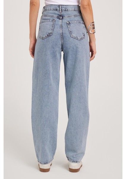 Kadın Regular Fit Klasik Kesim Baggy Pamuklu Geniş Paça Açık Mavi Jean Pantolon
