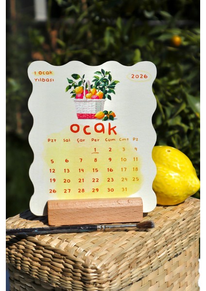 Akdeniz Esintili 2026 Masa Takvimi | Dalgalı Kesim, 12 Ay, Ahşap Ayaklı Dekoratif Takvim