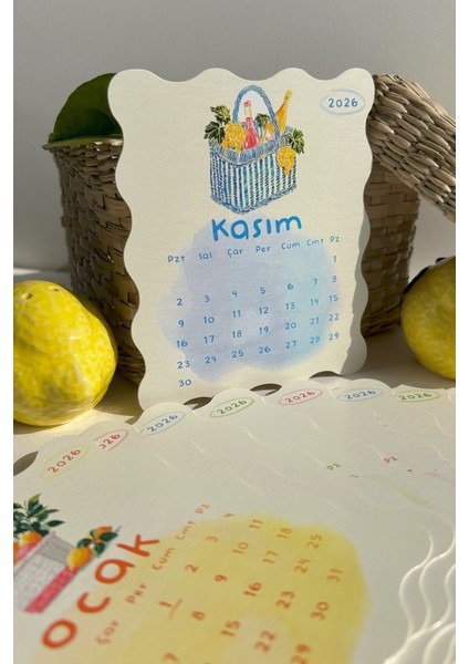 Akdeniz Esintili 2026 Masa Takvimi | Dalgalı Kesim, 12 Ay, Ahşap Ayaklı Dekoratif Takvim fiyatları