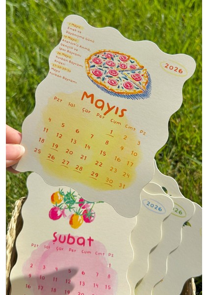 Akdeniz Esintili 2026 Masa Takvimi | Dalgalı Kesim, 12 Ay, Ahşap Ayaklı Dekoratif Takvim fırsatları