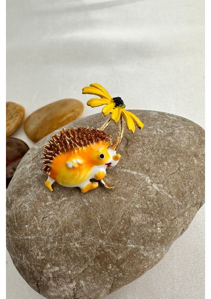 Papatya Detay Sevimli Kirpi Broş (4cm) fırsatları