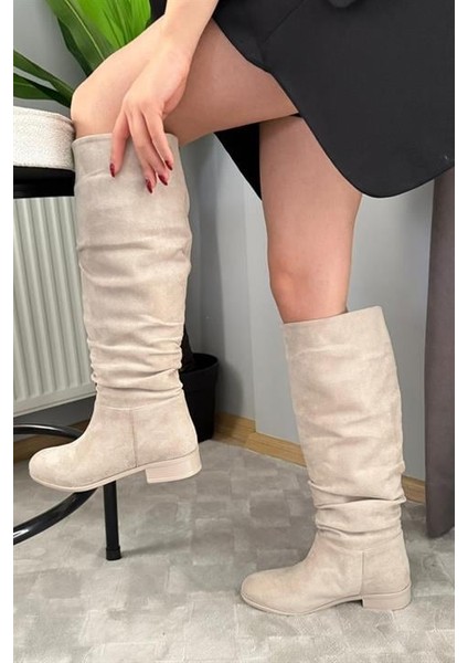 Kadın Mika Bej Süet Düz Taban Büzgülü Diz Altı Boy Çekme Çizme fırsatları