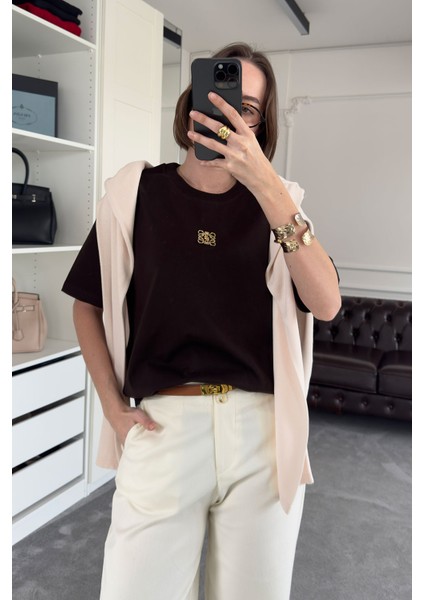 Bisiklet Yaka Metal Broşlu Orj Tshirt- Kahverengi