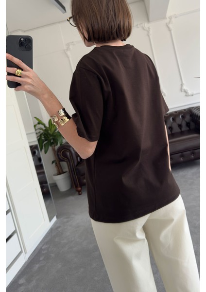 Bisiklet Yaka Metal Broşlu Orj Tshirt- Kahverengi