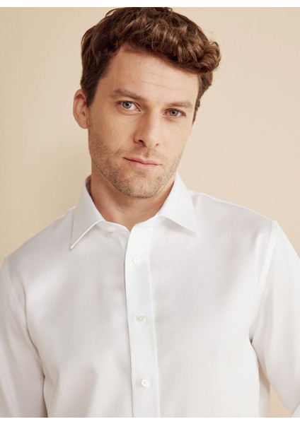 Slim Fit Klasik Yaka Beyaz Erkek Gömlek BBFW25MSH028 fırsatları