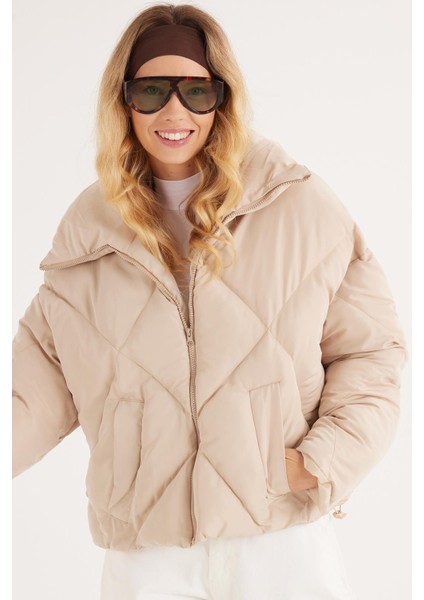 Kadın Oversize Geniş Kesim Şişme Dik Yaka Bej Mont indirimleri