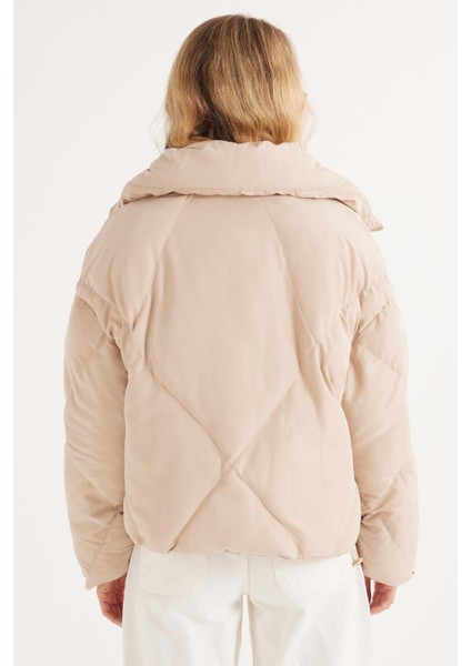 Kadın Oversize Geniş Kesim Şişme Dik Yaka Bej Mont