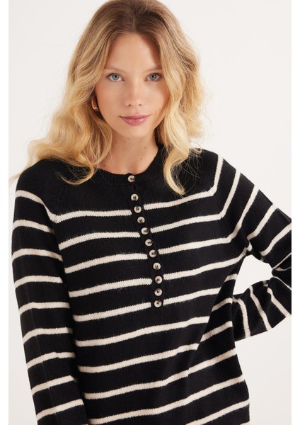 Kadın Regular Fit Klasik Kesim Düğmeli Yaka beyaz Çizgili Kazak