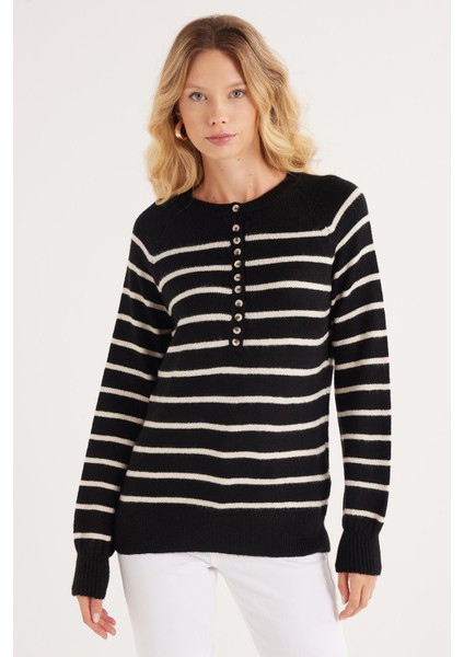 Kadın Regular Fit Klasik Kesim Düğmeli Yaka beyaz Çizgili Kazak fiyatları