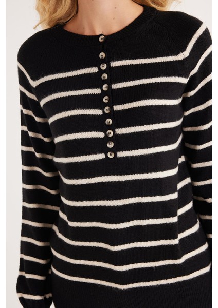 Kadın Regular Fit Klasik Kesim Düğmeli Yaka beyaz Çizgili Kazak modelleri