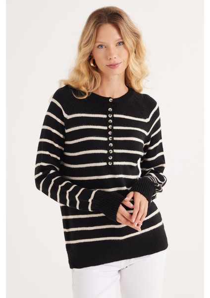 Kadın Regular Fit Klasik Kesim Düğmeli Yaka beyaz Çizgili Kazak fırsatları