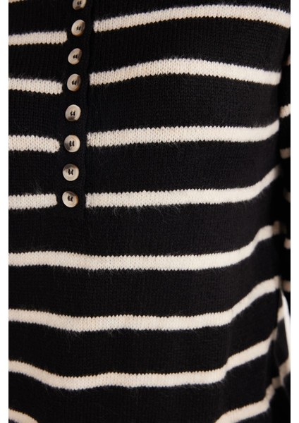 Kadın Regular Fit Klasik Kesim Düğmeli Yaka beyaz Çizgili Kazak