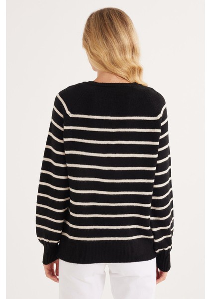 Kadın Regular Fit Klasik Kesim Düğmeli Yaka beyaz Çizgili Kazak