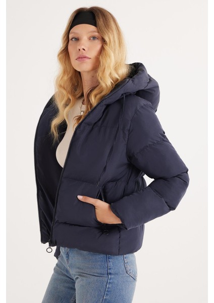 Kadın Regular Fit Klasik Kesim Kapüşonlu Şişme Lacivert Mont fırsatları