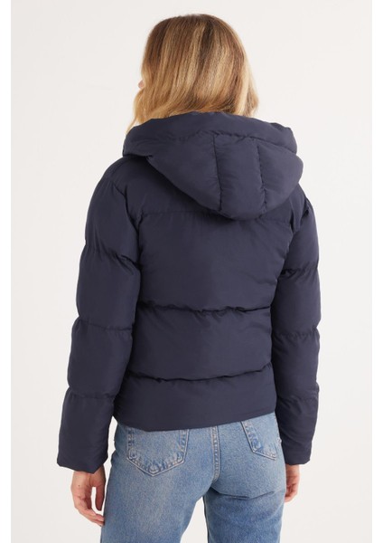 Kadın Regular Fit Klasik Kesim Kapüşonlu Şişme Lacivert Mont