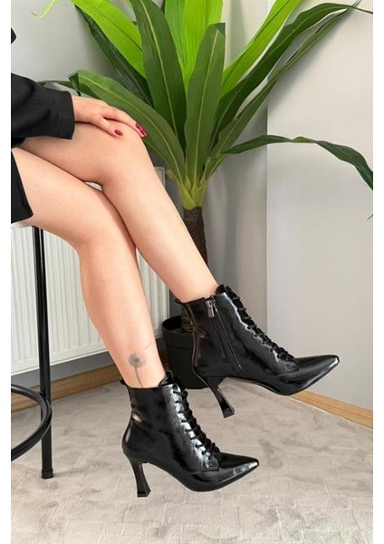 Kadın Leila Siyah Kırışık Rugan 9 cm Ince Topuklu Bağcık Detaylı Fermuarlı Bot fiyatları