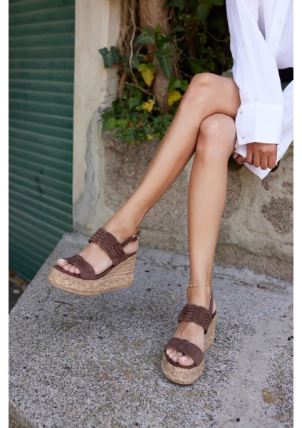 Bonello Kadin Kahve Gercek Suet Dolgu Taban Sandalet fiyatları