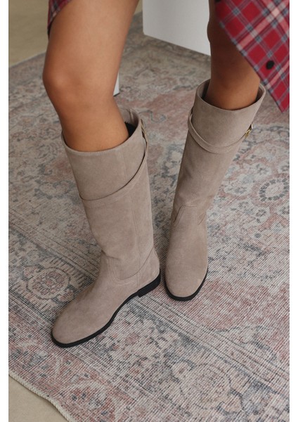 Çizme 2520 - Gold Aksesuar Detaylı Vizon Süet Kadın Çizme fiyatları