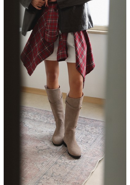 Çizme 2520 - Gold Aksesuar Detaylı Vizon Süet Kadın Çizme modelleri