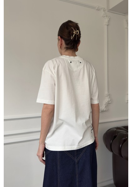 Göğüsü Yazılı Marka Tshırt- Ekru