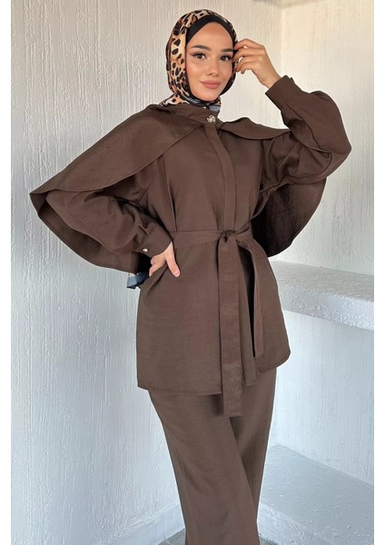 Pelerinli Broş Detaylı Kuşaklı Tunik Bel Lastikli Pantolon Tesettür Ikili Takım P-00018879 fiyatları