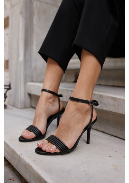 Peras Kadın Siyah Tek Bant Topuklu Sandalet fırsatları
