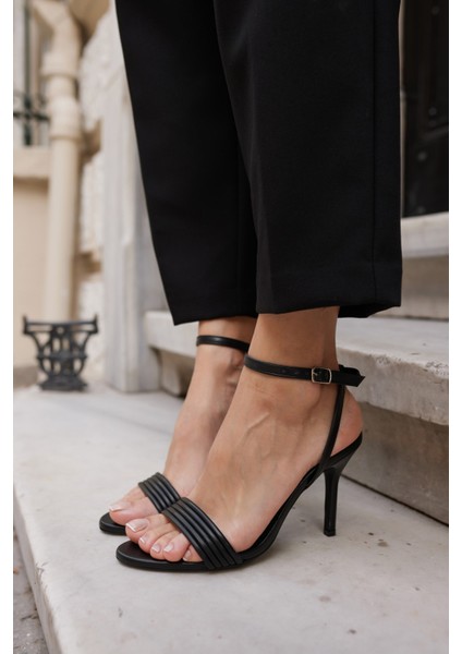 Peras Kadın Siyah Tek Bant Topuklu Sandalet
